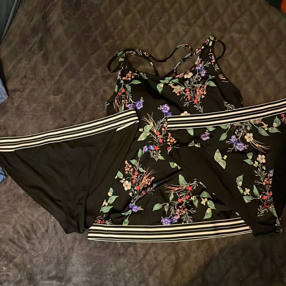 Athleta tank swim suit with 2 bottoms